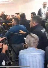 Kuşadası Meclisi Ringe D&ouml;n&uuml;şt&uuml;! CHP'li &Uuml;ye, İYİ Partili Y&ouml;neticiyi Yumrukladı