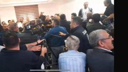 Kuşadası Meclisi Ringe Dönüştü! CHP'li Üye, İYİ Partili Yöneticiyi Yumrukladı