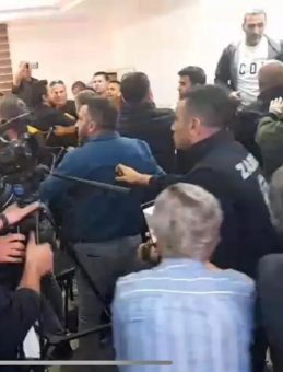 Kuşadası Meclisi Ringe Dönüştü! CHP'li Üye, İYİ Partili Yöneticiyi Yumrukladı