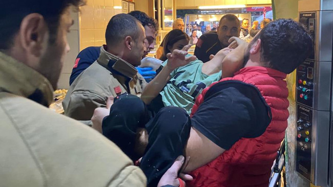 K&uuml;&ccedil;&uuml;k &Ccedil;ocuğun Eli Hamur Karıştırma Makinesine Sıkıştı