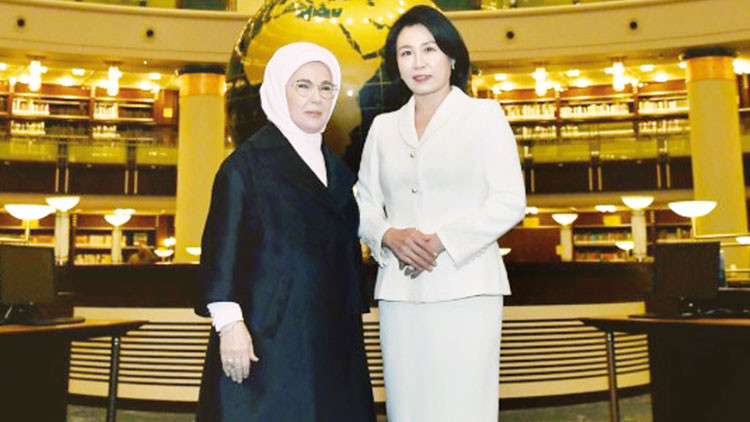 Kyung ile Millet K&uuml;t&uuml;phanesi&rsquo;ni gezdi