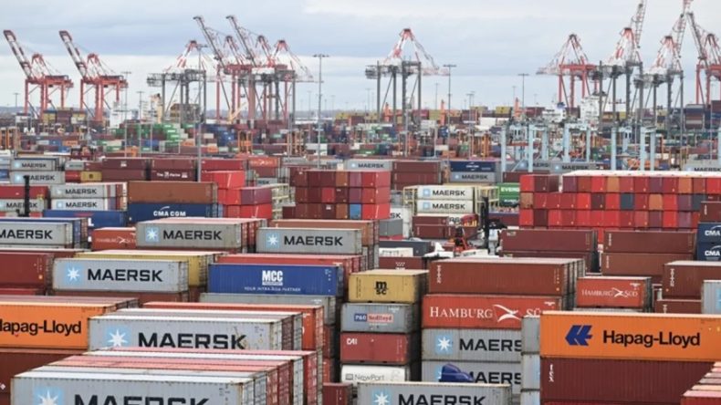 Los Angeles Limanında Panik: Dev Konteyner Gemisinde Elektrik Yangını