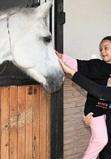 L&ouml;semili &Ccedil;ocuklar Atları Sevip Balon U&ccedil;urdu