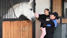L&ouml;semili &Ccedil;ocuklar Atları Sevip Balon U&ccedil;urdu