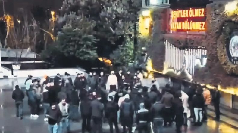 Mahrem İmamların 'Garson' Kılığında Ortaya &Ccedil;ıktığı İddiası