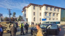 Makam aracı ile jandarma minibüsü çarpıştı: 2 asker yaralı