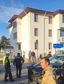 Makam aracı ile jandarma minibüsü çarpıştı: 2 asker yaralı