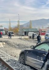 Malatya'da Şaşırtan Kurtuluş: Lokomotif Otomobile &Ccedil;arptı!