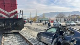 Malatya'da Şaşırtan Kurtuluş: Lokomotif Otomobile Çarptı!