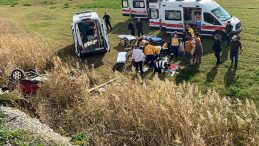 Manisa'da Otob&uuml;s Tarlaya Devrildi; 5 Yaralı!