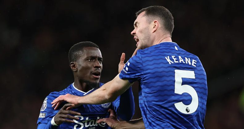 ManU-Everton karşılaşmasında şaşırtan an! Gueye, teammate'ine tokat attı…