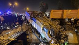 Mersin'de Yolcu Minibüsü ile Otomobil Çarpıştı: 10 Yaralı!