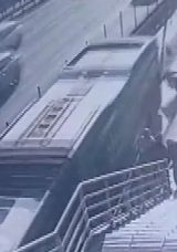 Metrob&uuml;s Altında Talihsiz Kaza