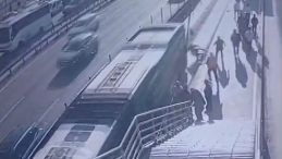 Metrob&uuml;s Altında Talihsiz Kaza