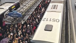 Metrob&uuml;s Arızaları Vatandaşları Yolda Bıraktı