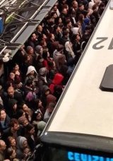 Metrob&uuml;s Arızası İstanbulluları İsyan Ettirdi: "Lanet Olsun Bu Belediyeye!"