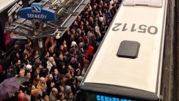 Metrob&uuml;s Arızası İstanbulluları İsyan Ettirdi: "Lanet Olsun Bu Belediyeye!"