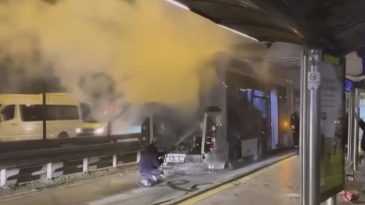 Metrob&uuml;ste Korkutan Yangın