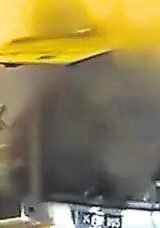 Metrob&uuml;ste Yangın Paniği