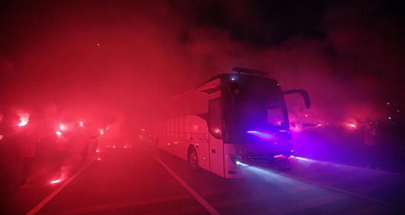 A Milli Futbol Takımı, Meşaleler Eşliğinde Stada Girdi