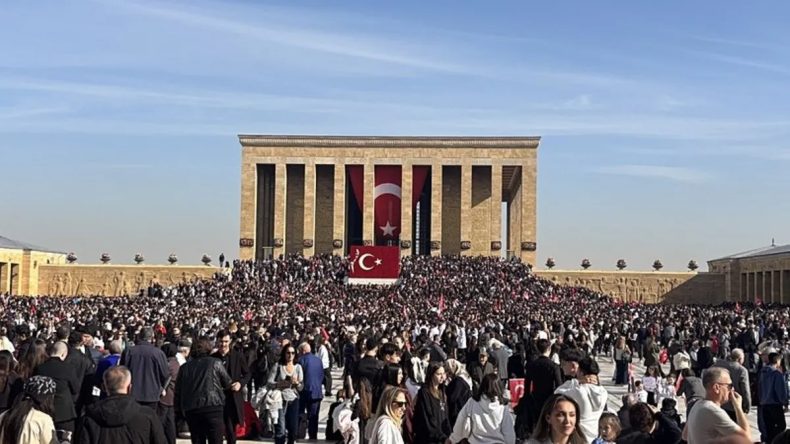 Milyonlar 9’u 5 geçe Atatürk’ü andı