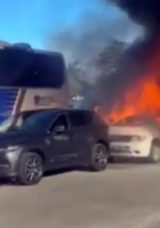 Minib&uuml;s Yangını Tehlike Sa&ccedil;tı! Alevler &Uuml;&ccedil; Araca Sı&ccedil;radı