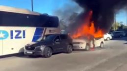 Minib&uuml;s Yangını Tehlike Sa&ccedil;tı! Alevler &Uuml;&ccedil; Araca Sı&ccedil;radı