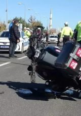 Motosiklet Kamyona &Ccedil;arptı! Kazada 1 Polis Yaralandı