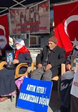 Muş'ta Evlatlarına Kavuşmak İsteyen Aileler, DEM Parti &Ouml;n&uuml;ndeki Eylemlerini S&uuml;rd&uuml;rd&uuml;