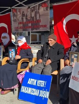 Muş'ta Evlatlarına Kavuşmak İsteyen Aileler, DEM Parti Önündeki Eylemlerini Sürdürdü