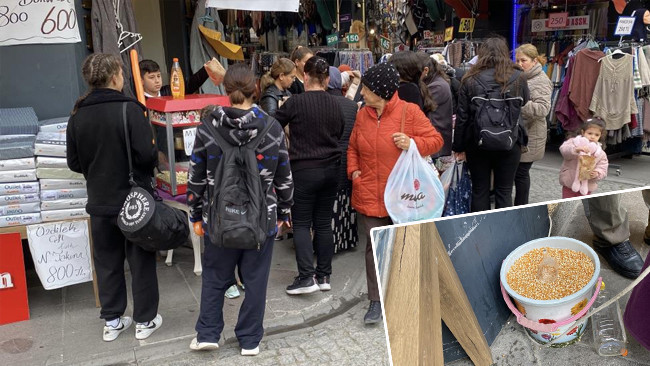 M&uuml;şteri &ccedil;ekebilmek i&ccedil;in ilgin&ccedil; bir y&ouml;ntem: Her g&uuml;n 20 kilo &uuml;cretsiz mısır dağıtıyor!