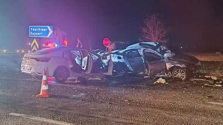 Niğde'de İki Araç Çarpıştı: 3 Kişi Hayatını Kaybetti, 6 Kişi Yaralandı