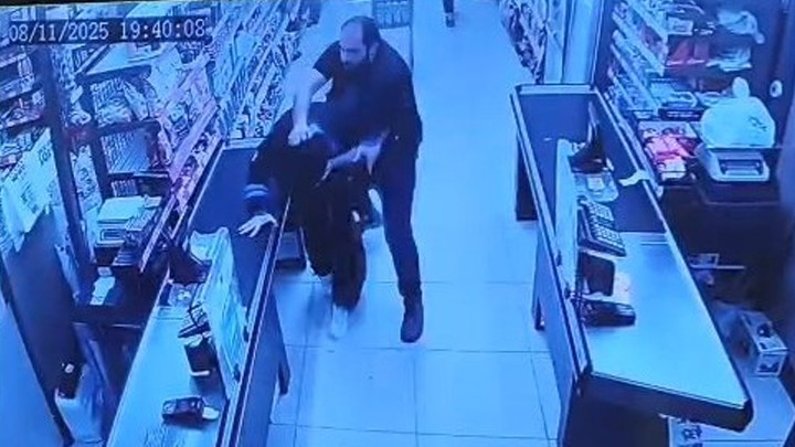 Oğlunu darbettiğini iddia ettiği market çalışanını yumruklayıp tekmeledi! İfadesi ortaya çıktı