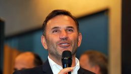 Okan Buruk'a 100. Galibiyet Plaketi Verildi