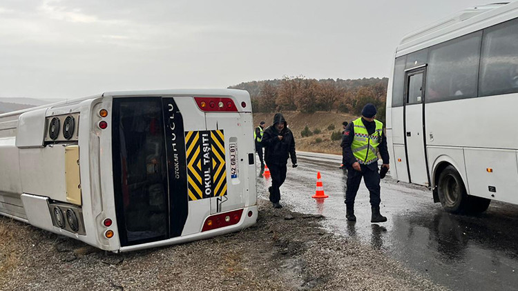Okul Servisi Devrildi: 29 Yaralı