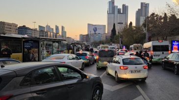Okulların A&ccedil;ılmasıyla İstanbul Trafiği Kabus Gibi