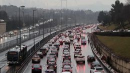 Okulların A&ccedil;ılmasıyla İstanbul Trafiğinde Yoğunluk Oluştu