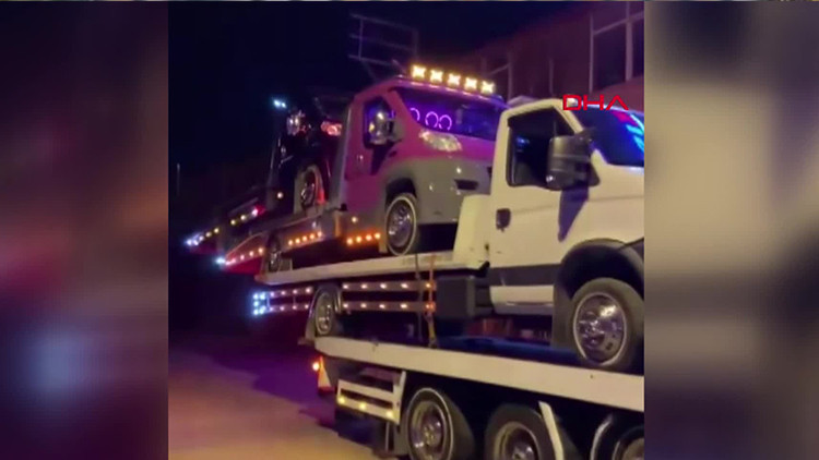 Oto Kurtarıcıdan Şaşırtan Şov! G&ouml;r&uuml;nt&uuml;ler Sonrası Polis Ceza Kesti