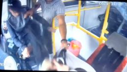 Otob&uuml;s Şof&ouml;r&uuml; Yolcunun Parmağını Kırdı! Yakınları Şof&ouml;r&uuml; Darp Etti