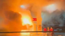 Otomobil Akaryakıt İstasyonuna Daldı, 2 Ara&ccedil; Alev Alev Yandı