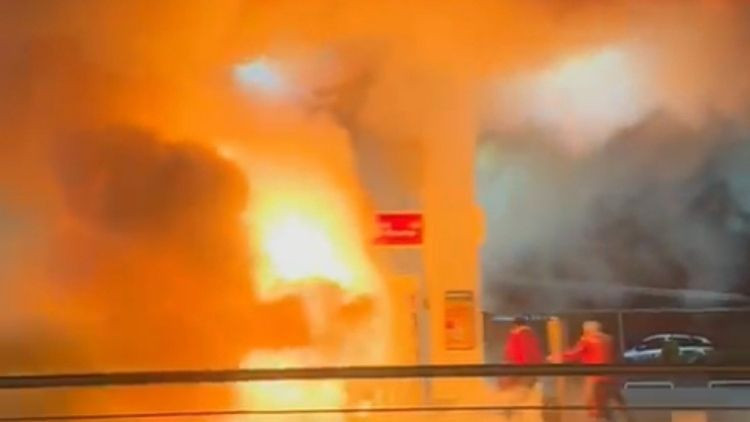 Otomobil Akaryakıt İstasyonuna Daldı, 2 Araç Alev Alev Yandı