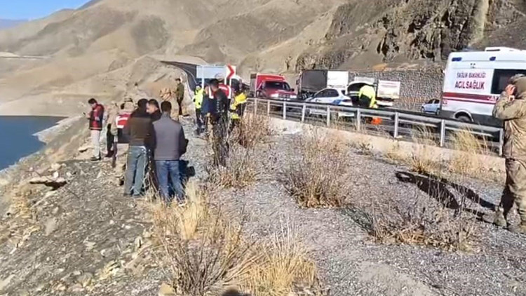 Otomobil Baraja D&uuml;şt&uuml;: 3 Kişinin İ&ccedil;inde Bulunduğu Ara&ccedil;tan 1 Cansız Bedene Ulaşıldı