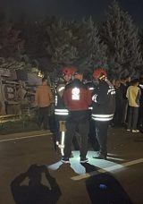 Otomobil ve İş&ccedil;i Servisi &Ccedil;arpıştı: 8 Yaralı!