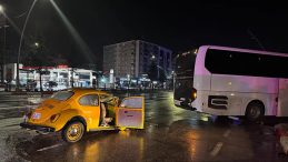 Otomobil ve Otob&uuml;s &Ccedil;arpıştı: 1'i Ağır 3 Yaralı!