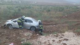 Otomobil Zeytin Bahçesine Uçtu: Sürücü Araçta Sıkıştı!