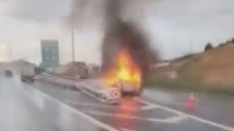 Otoyolda hafif ticari araç alevlere teslim oldu