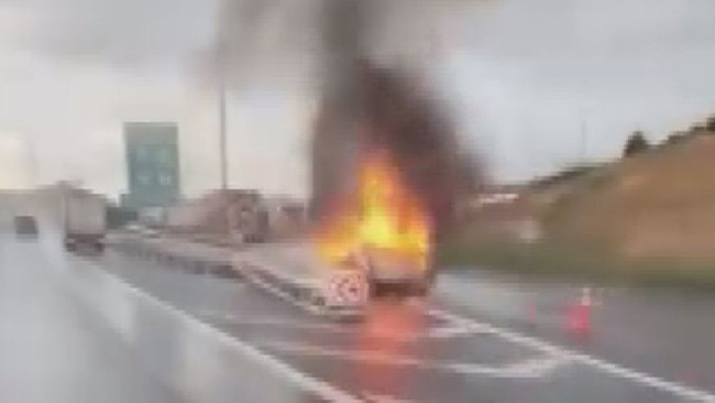 Otoyolda hafif ticari ara&ccedil; alevlere teslim oldu