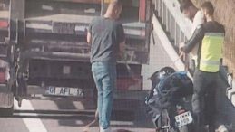 Otoyolda Tehlikeli Yolculuk: Kamyonla Motosiklet &Ccedil;ekildi!