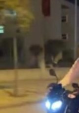 &Ouml;n tekeri havada devrilen motosiklet: S&uuml;r&uuml;c&uuml; cezadan kurtulamadı!