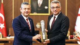 Özel, Erhürman’a ‘zaman kapsülü’ hediye etti